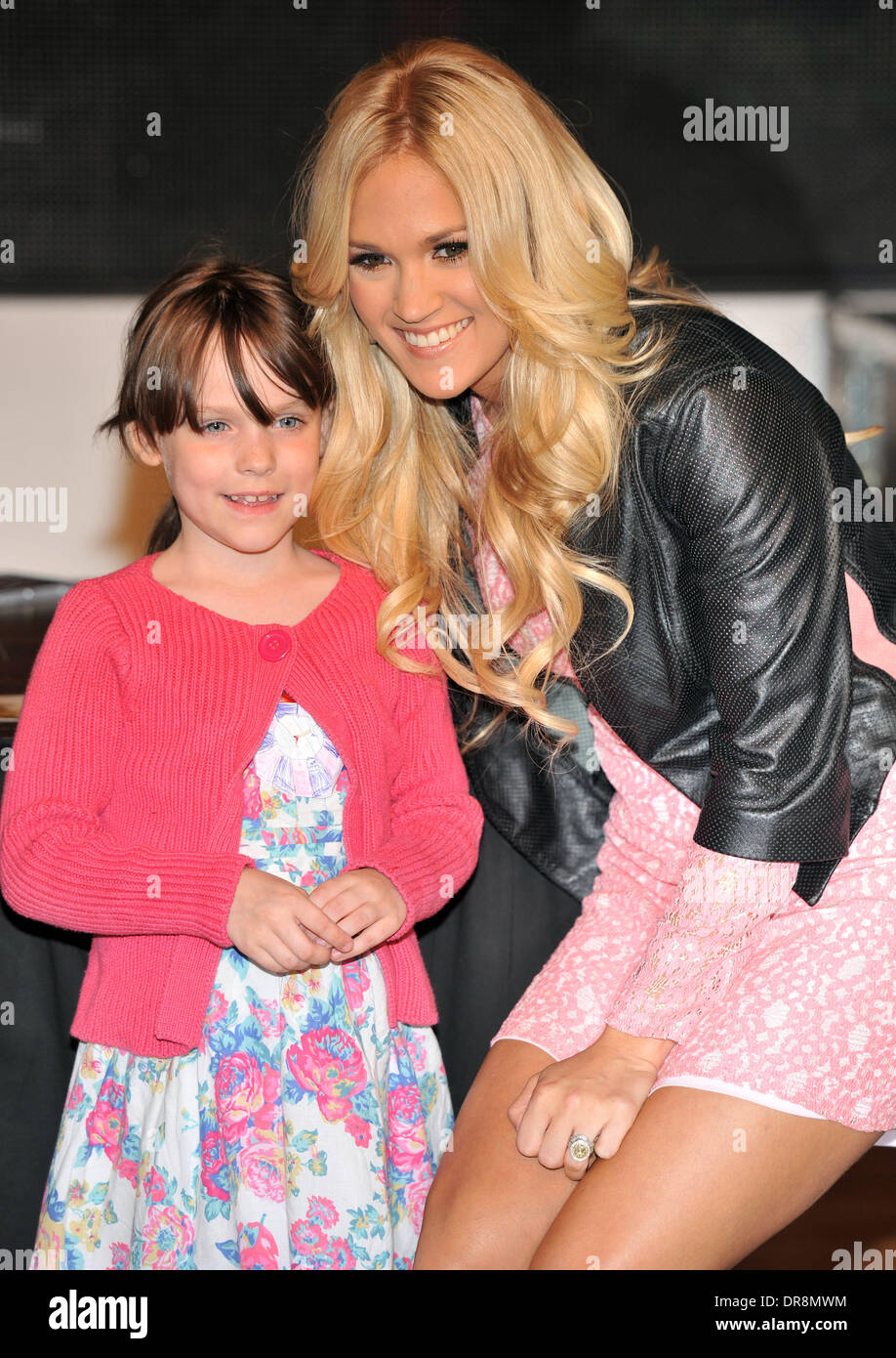 Carrie Underwood Meets Her Fans And Signs Copies Of Her New Album Carrie Underwood Meets Her Fans And Signs Copies Of Her New Album