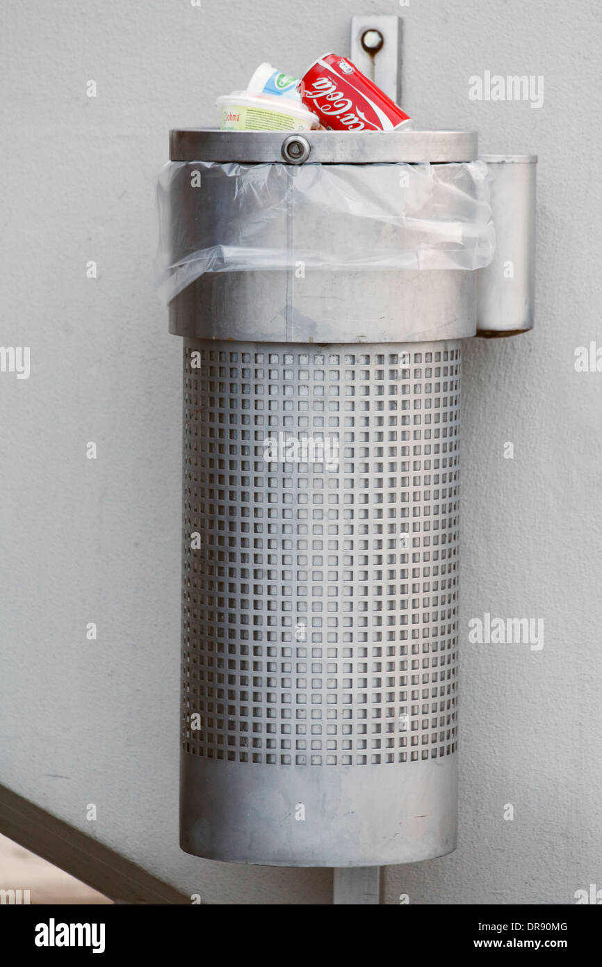 Overfilled dustbin, wall-mounted Stock Photo - Alamy