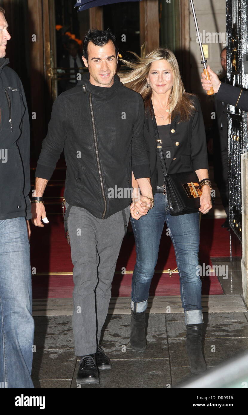Jennifer Aniston And Her Boyfriend Justin Theroux Seen Leaving The Ritz S Hotel For A Dinner At The Stresa Restaurant In Paris Paris France 12 06 12 Where Apl When 12 Jun 2012 Stock Photo Alamy