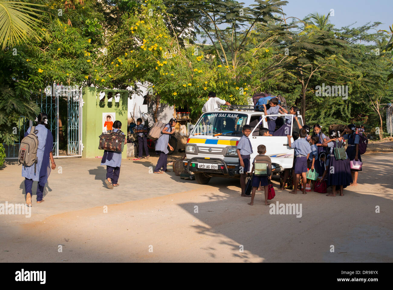 Indian school children being dropped off at school. Andhra Pradesh, India Stock Photo