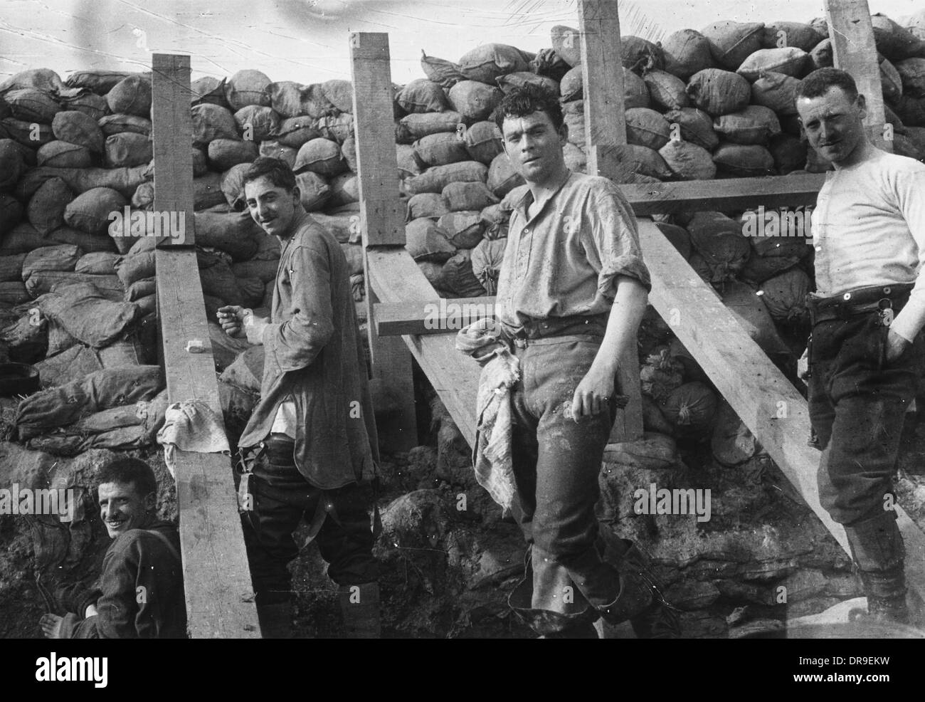 Soldiers british trench 1914 Black and White Stock Photos & Images - Alamy