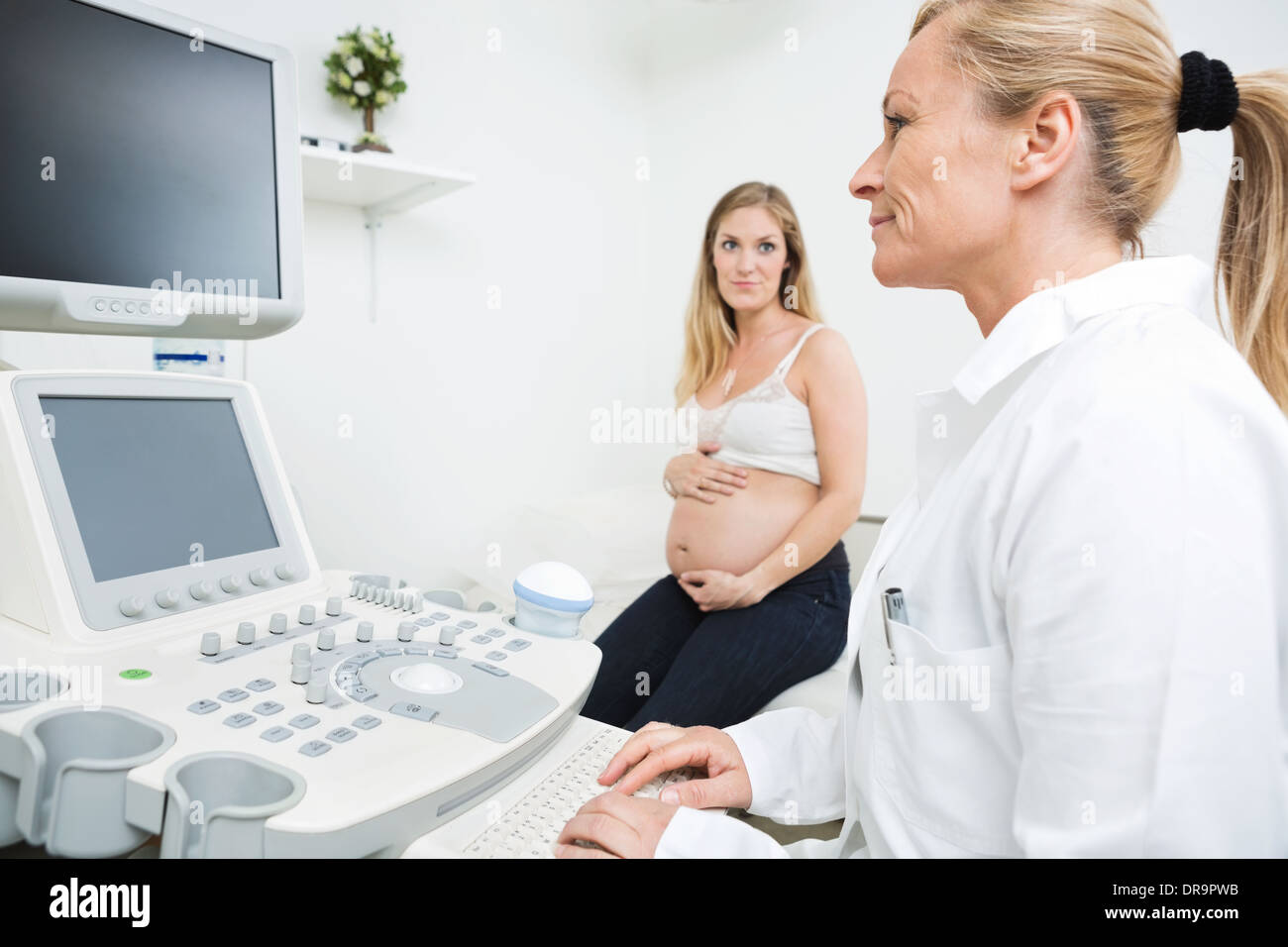 Gynecologist using ultrasound machine hi-res stock photography and ...