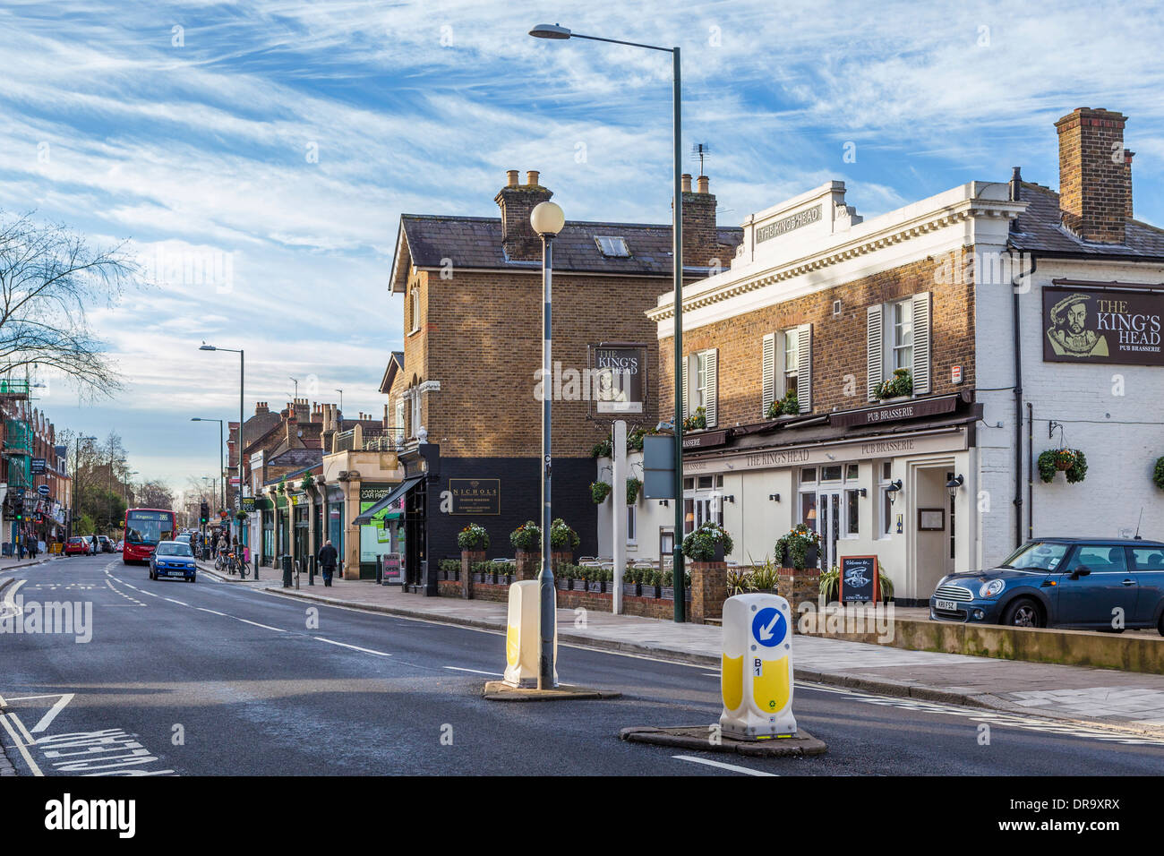Kings Road Street View Street View Of Exterior Of The King's Head Pub At Teddington, Greater  London Stock Photo - Alamy