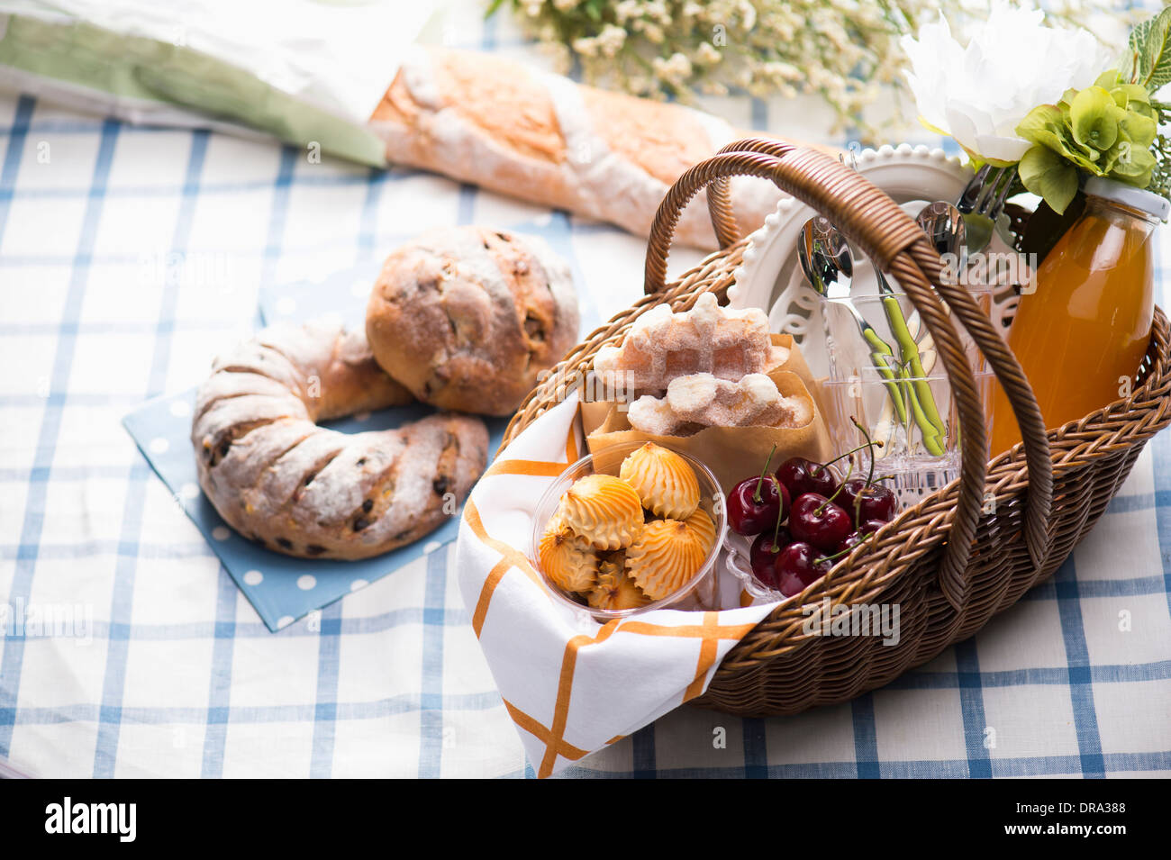 Picnic basket still life hi-res stock photography and images - Alamy