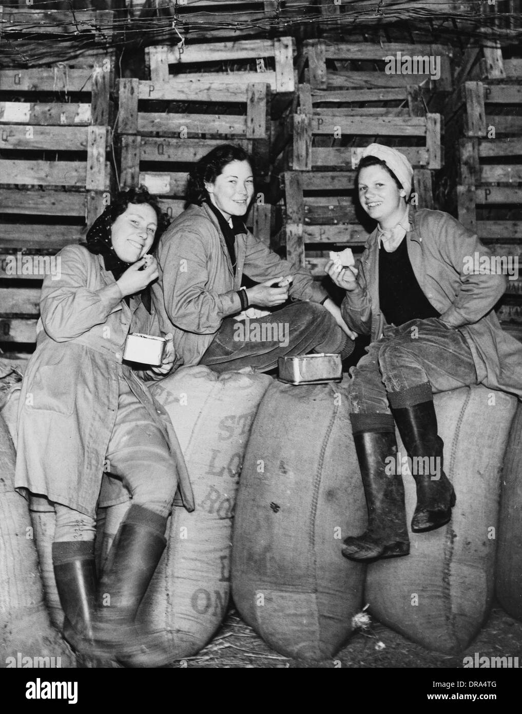 Land girls wwii Black and White Stock Photos & Images - Alamy