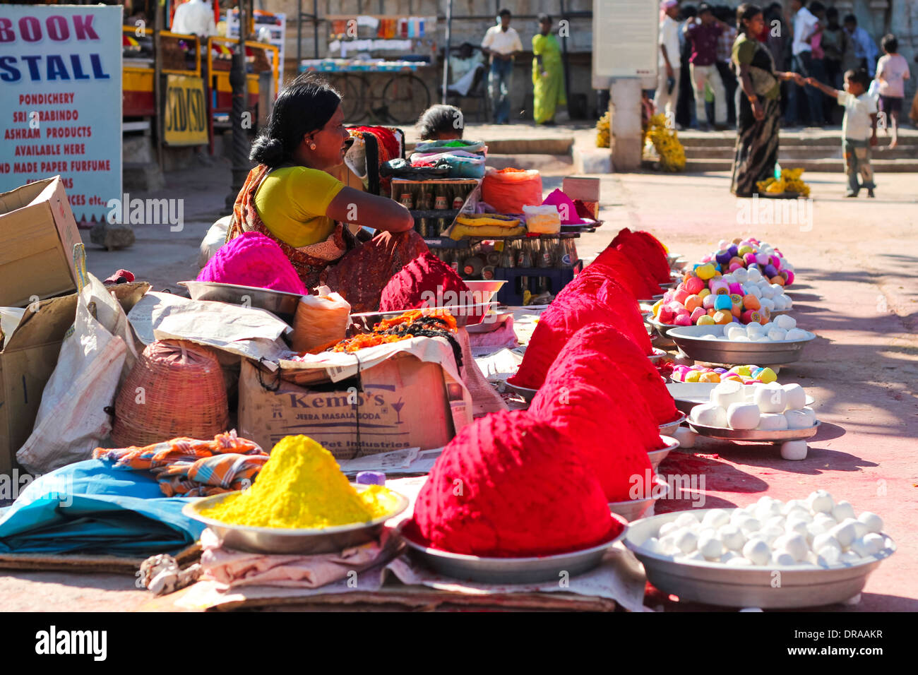 Woman selling stuff hi res stock photography and images Alamy