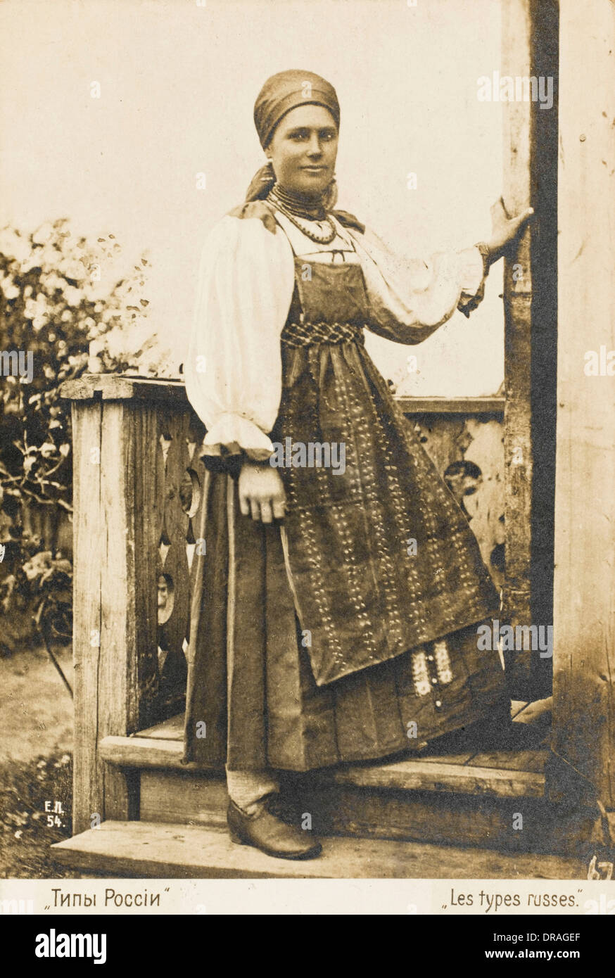 https://c8.alamy.com/comp/DRAGEF/russian-woman-in-traditional-costume-DRAGEF.jpg