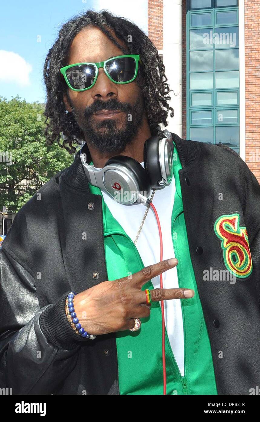 Snoop Dogg dressed appropriately for his visit to Ireland, wearing a Stock  Photo - Alamy