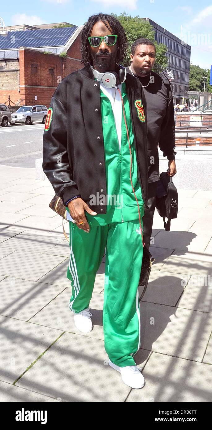 Snoop Dogg dressed appropriately for his visit to Ireland, wearing a Stock  Photo - Alamy