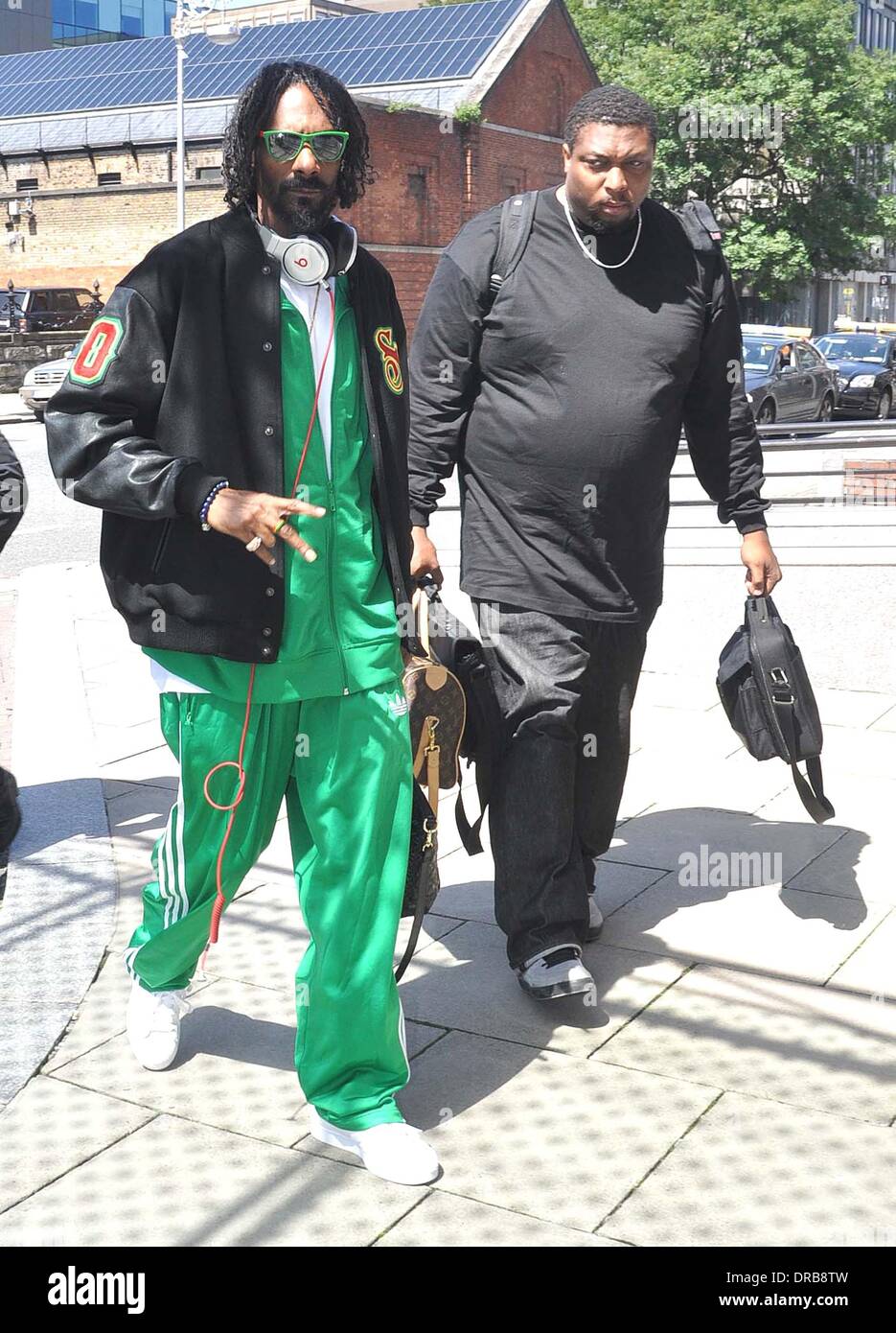 krokodille konjugat En sætning Snoop Dogg dressed appropriately for his visit to Ireland, wearing a bright  green tracksuit and green rimmed sunglasses, leaving his hotel after his  performance at Phoenix Park the previous evening Dublin, Ireland -