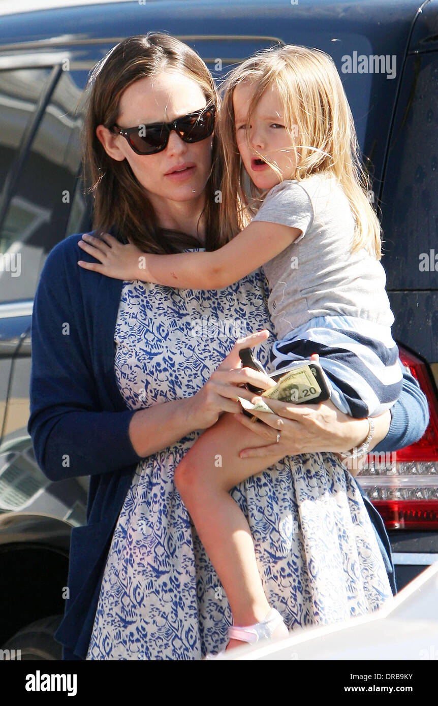 Jennifer Garner and her daughter Seraphina Affleck out and about in(02)