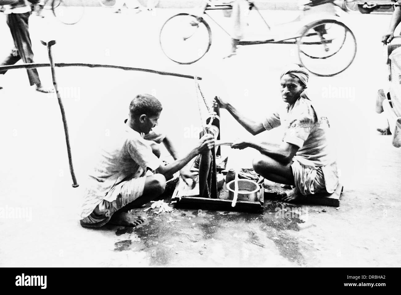 Sugarcane juice vendor, Lucknow, Uttar Pradesh, India, 1968 Stock Photo