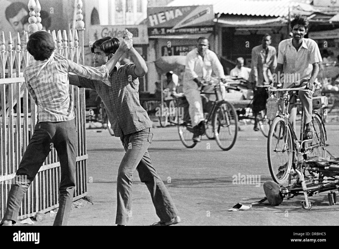 Men fighting on street, Charminar, Hyderabad, Andhra Pradesh, India, 1974 Stock Photo