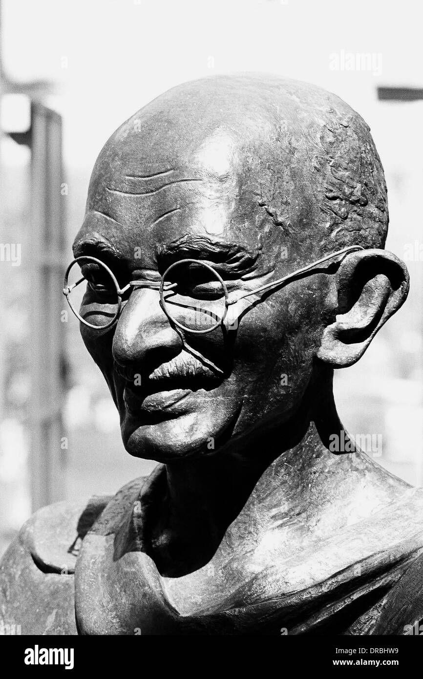 Mahatma gandhi bronze statue Black and White Stock Photos & Images - Alamy