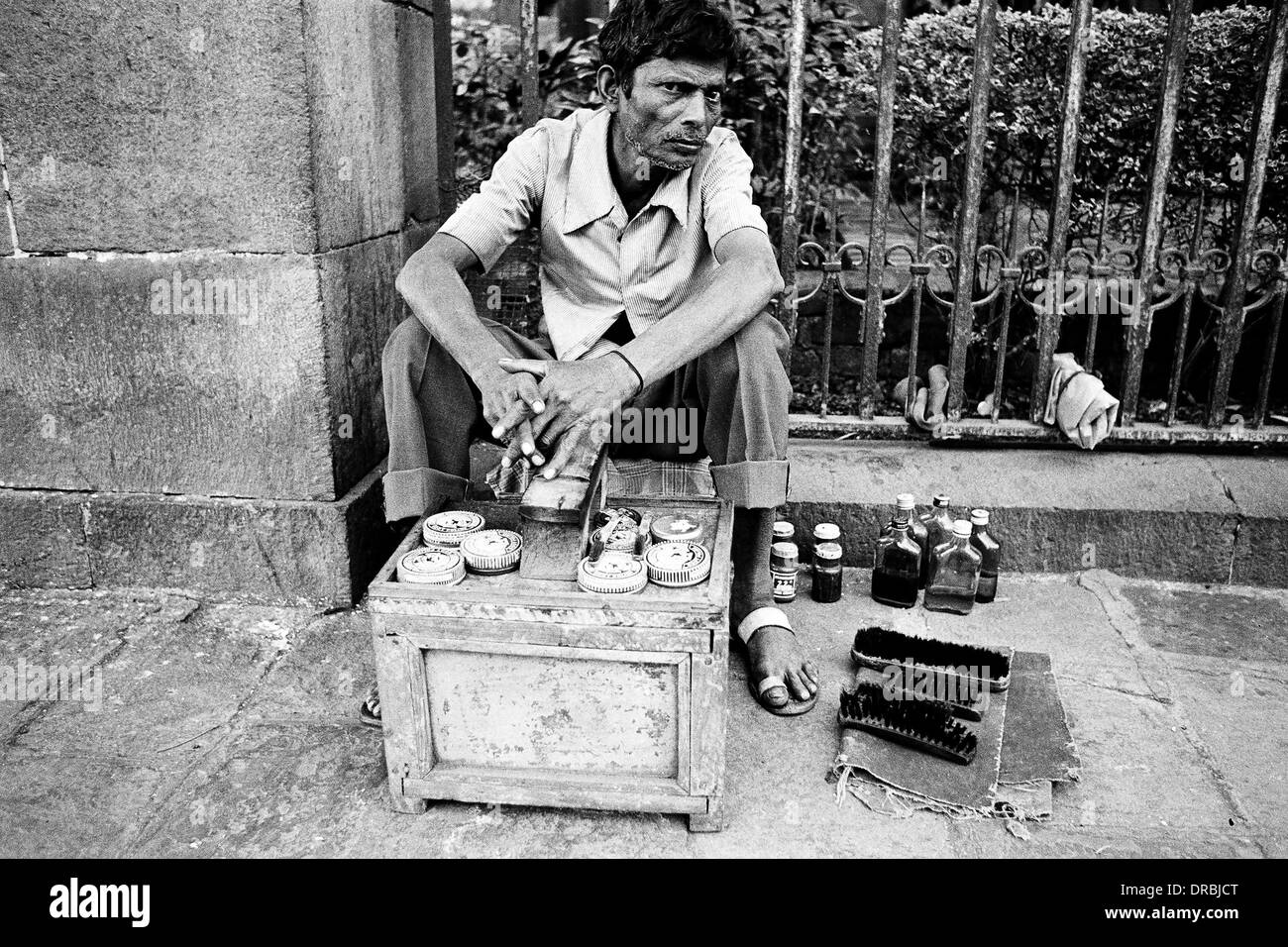 Shoe shine vendor, Mumbai, Maharashtra, India, 1986 Stock Photo