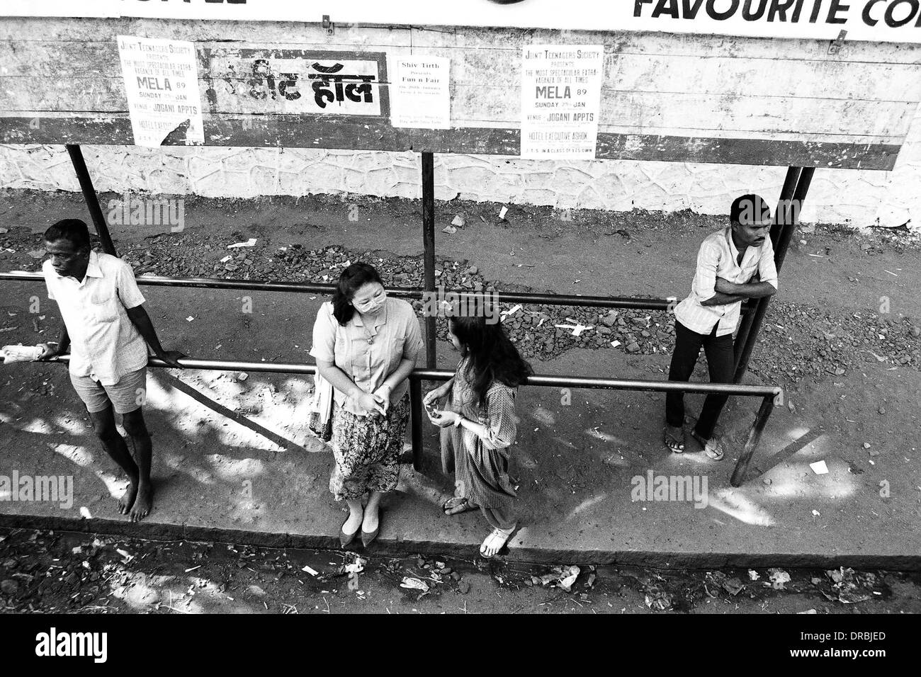 Men and women waiting at Petit Hall bus stop, Nepean Sea Road, Malabar Hill, Bombay, Mumbai, Maharashtra, India, 1989, old vintage 1900s picture Stock Photo