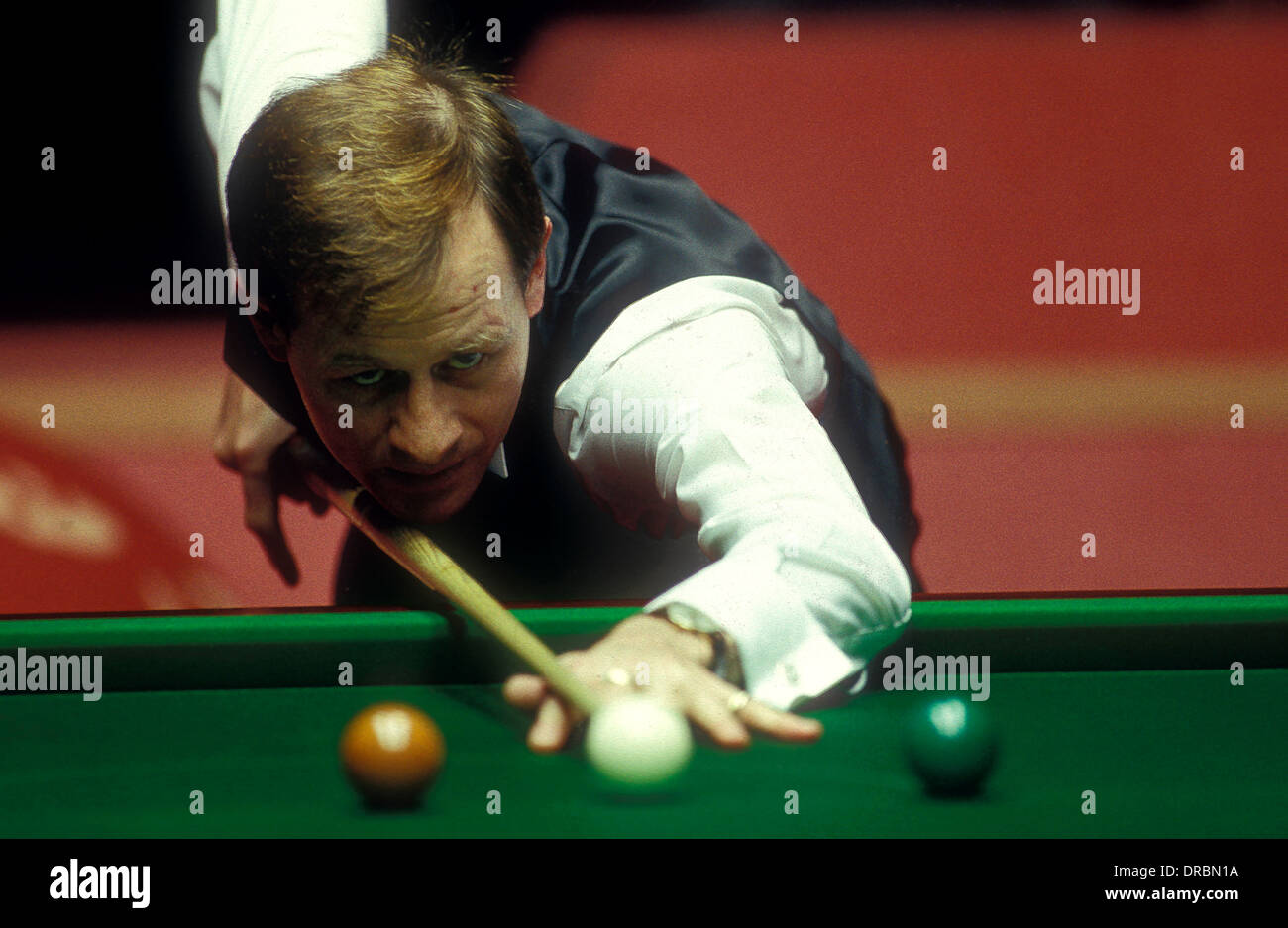 Alex Hurricane Higgins at The Embassy World Snooker Tournament, Crucible Theatre Sheffield in the early 1980’s Stock Photo