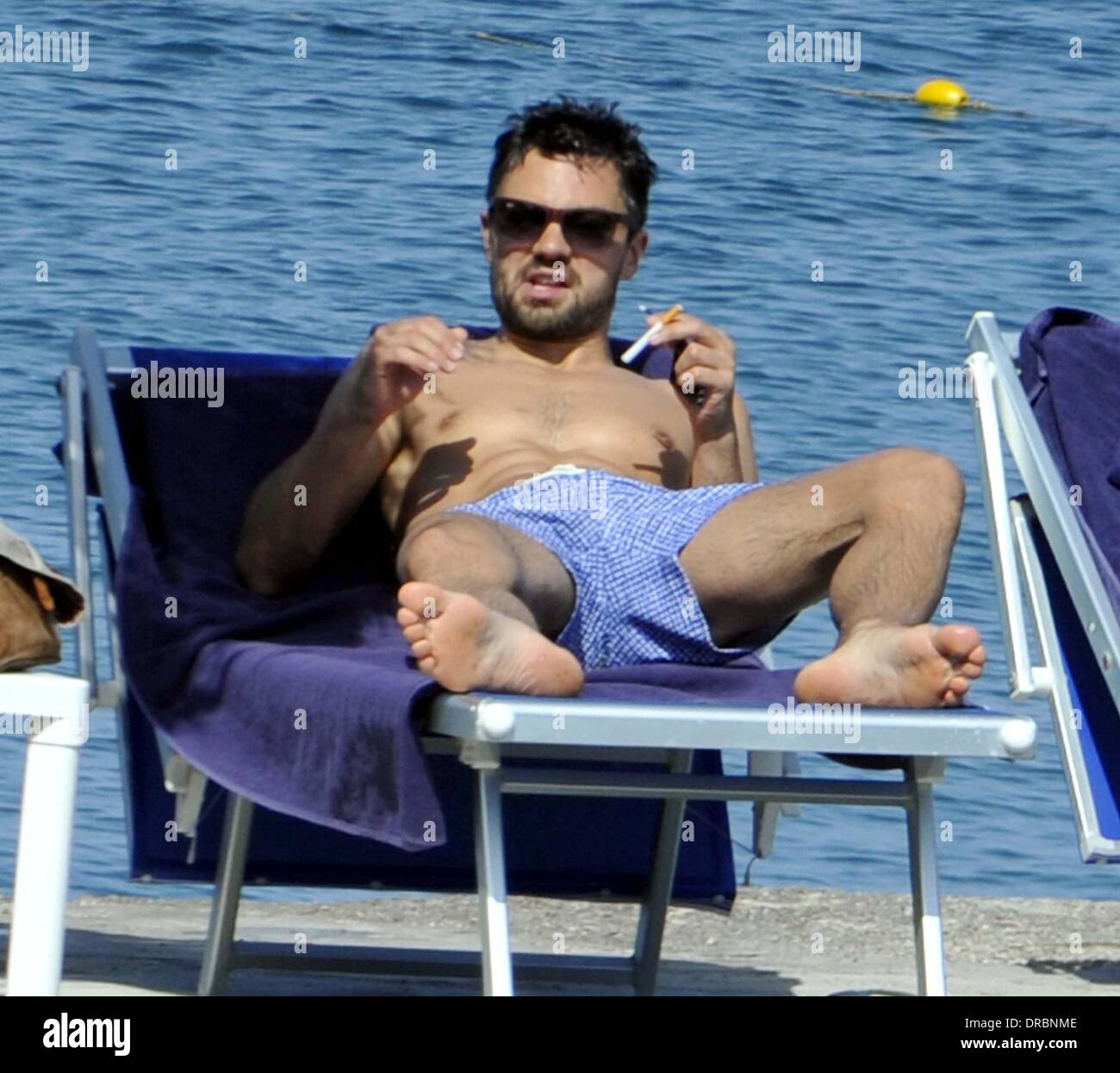 Dominic Cooper smoking a cigarette Dominic Cooper and his girlfriend  sunbathing and enjoying a holiday in Ischia Stock Photo - Alamy