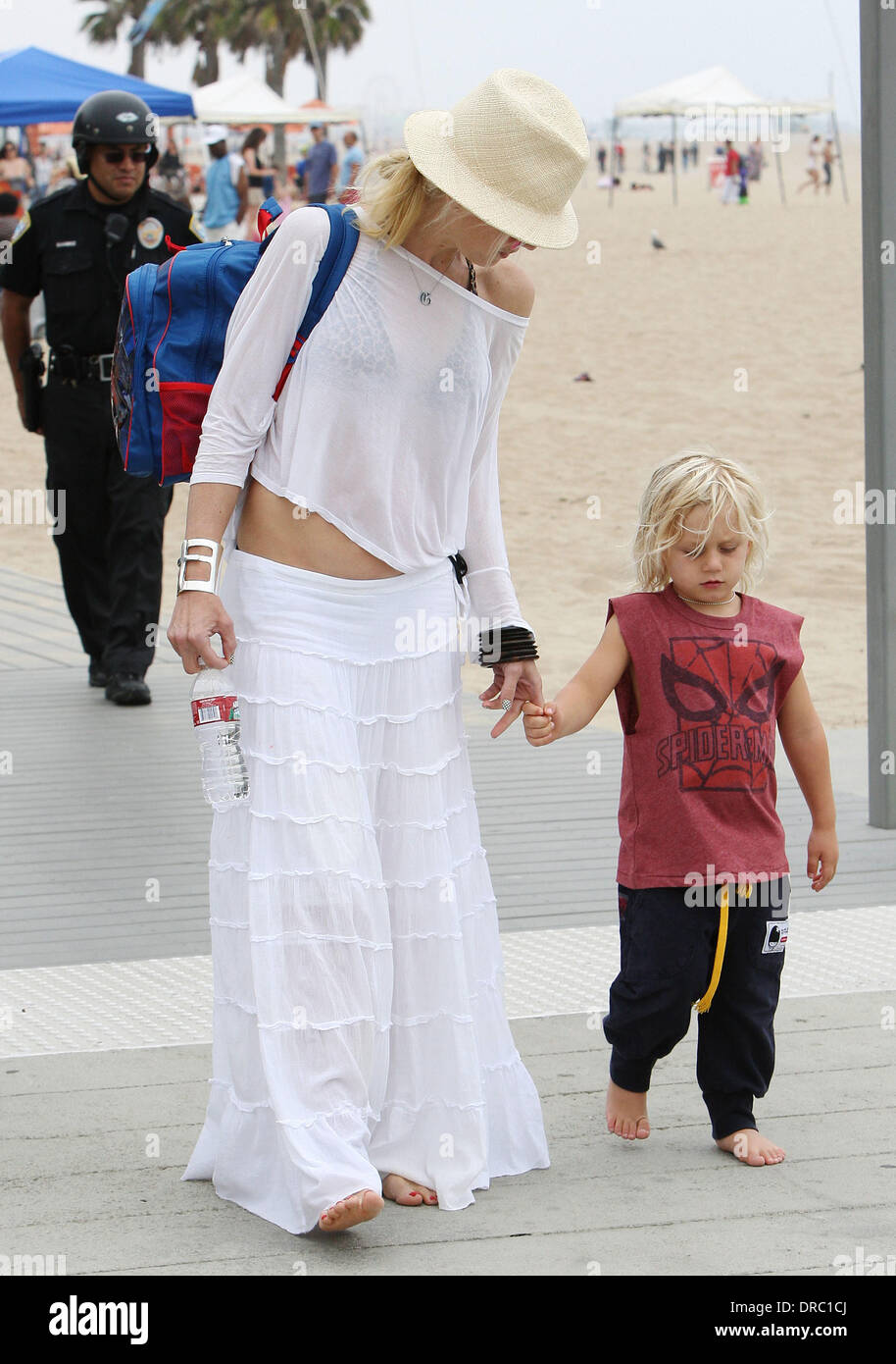 Gwen Stefani and Zuma Rossdale enjoy the day on Santa Monica Beach with(02)