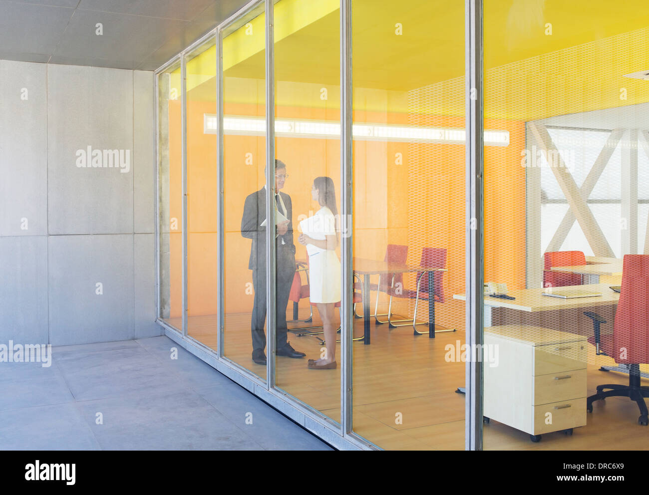 Conversation two people office hi-res stock photography and images - Alamy