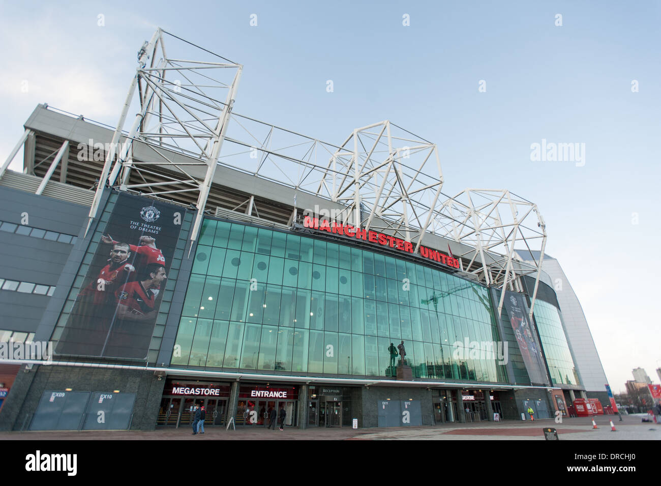 Old trafford exterior hi-res stock photography and images - Alamy