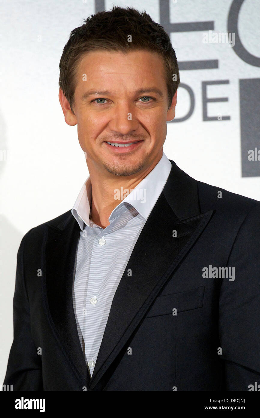 Jeremy Renner attends the 'The Bourne Legacy' photocall at Villamagna ...