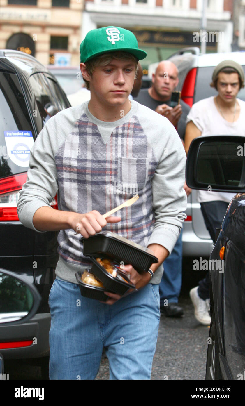 Niall Horan of One Direction leaving the Sony Music offices carrying take  away food London, England - 18.07.12 Featuring: Niall Horan of One Direction  Where: London, United Kingdom When: 18 Jul 2012 Stock Photo - Alamy, image size:841x1390