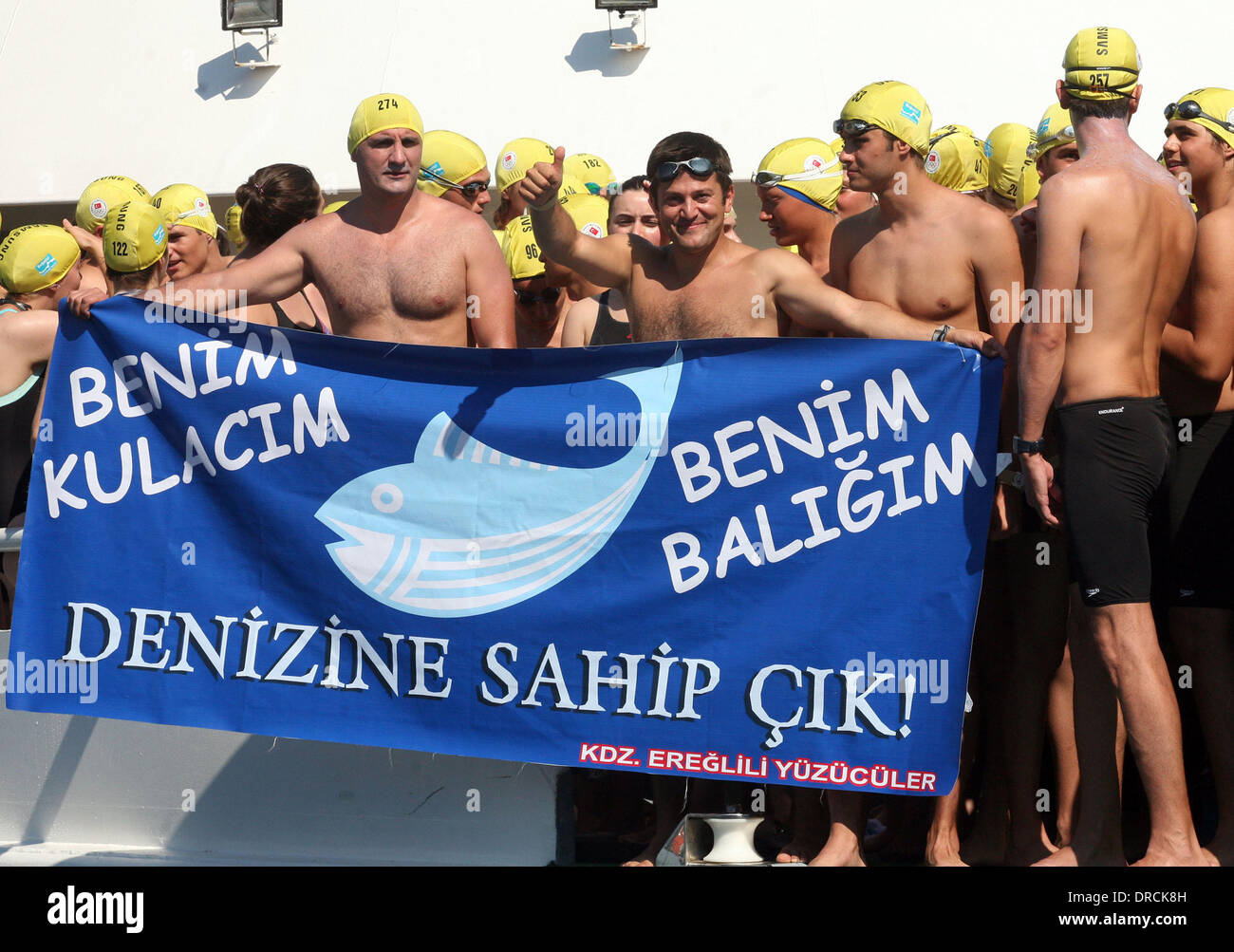 Hundreds swim in Bosphorus waters in Intercontinental Race More than