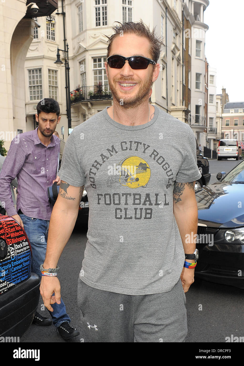 Tom Hardy leaving The Dorchester Hotel in his Audi convertible, wearing a  'Gotham City Rogues' T-shirt London, England - 19.07.12 Stock Photo - Alamy