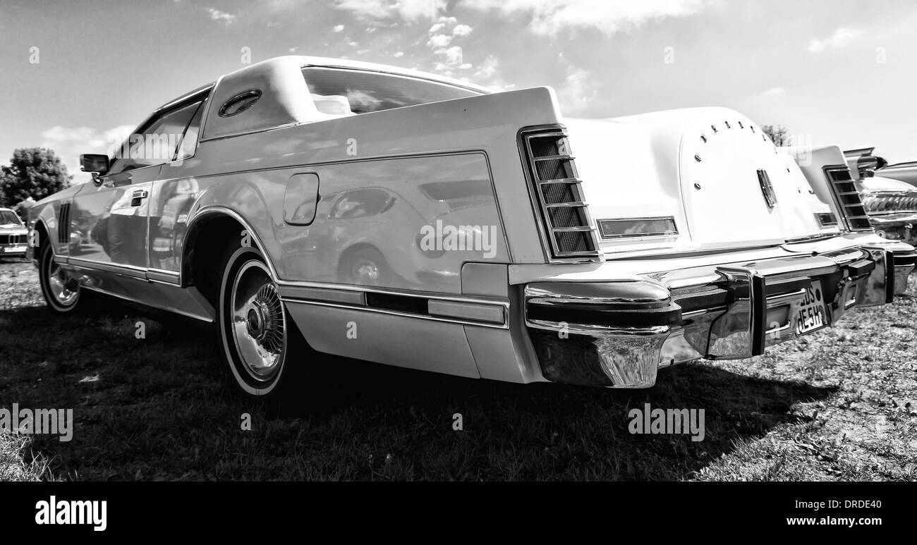Personal luxury car Lincoln Continental Mark V, rear view, black and white Stock Photo