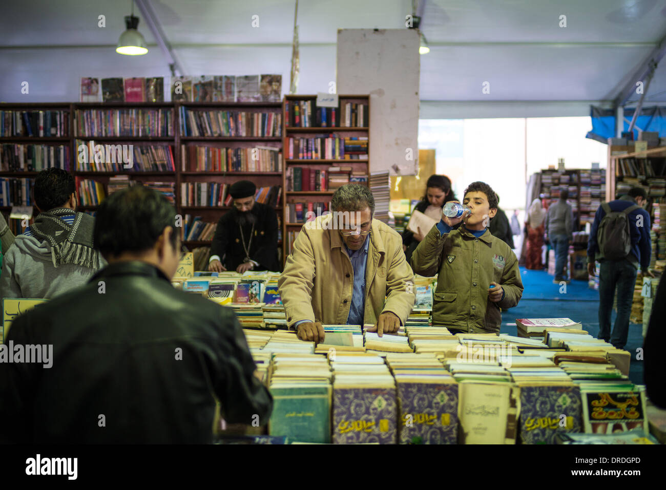 Cairo. 23rd Jan, 2014. People choose books at a secondhand bookstand during the 45th Cairo