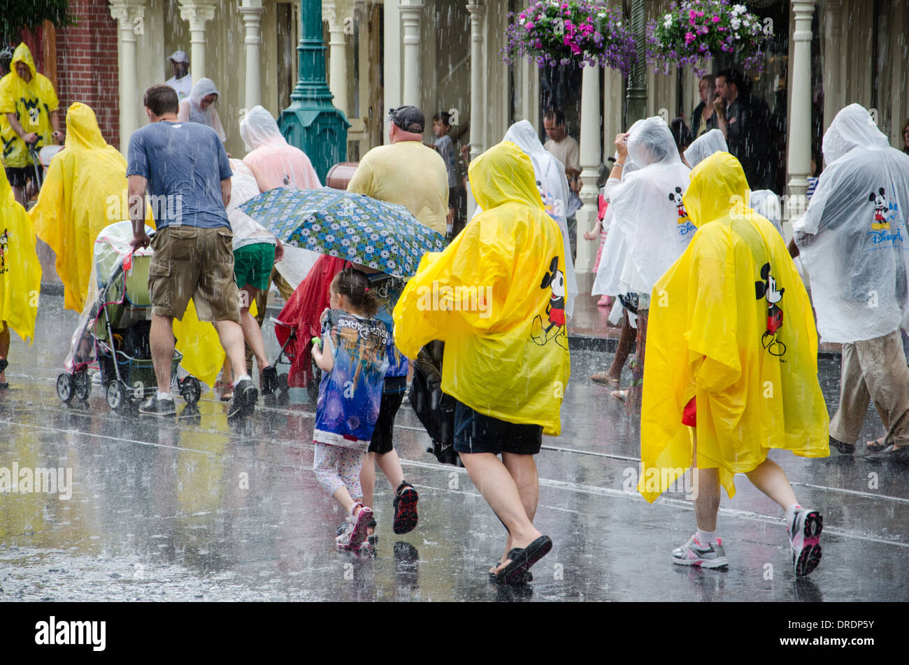 Families wearing ponchos in the rain at Magic Kingdom in Walt Disney World,  Orlando, Florida Stock Photo - Alamy