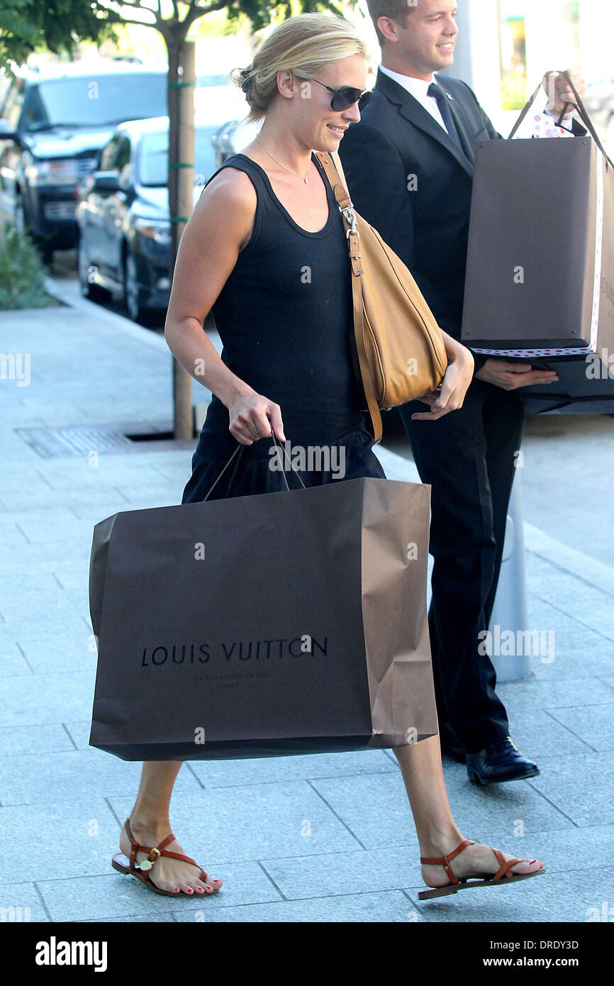 Cat Deeley returns to her car after going on a shopping spree at Louis  Vuitton Los Angeles, California - 20.07.12 Stock Photo - Alamy