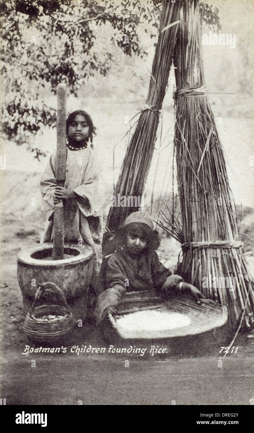 Boatmen's Children - pounding rice - India Stock Photo