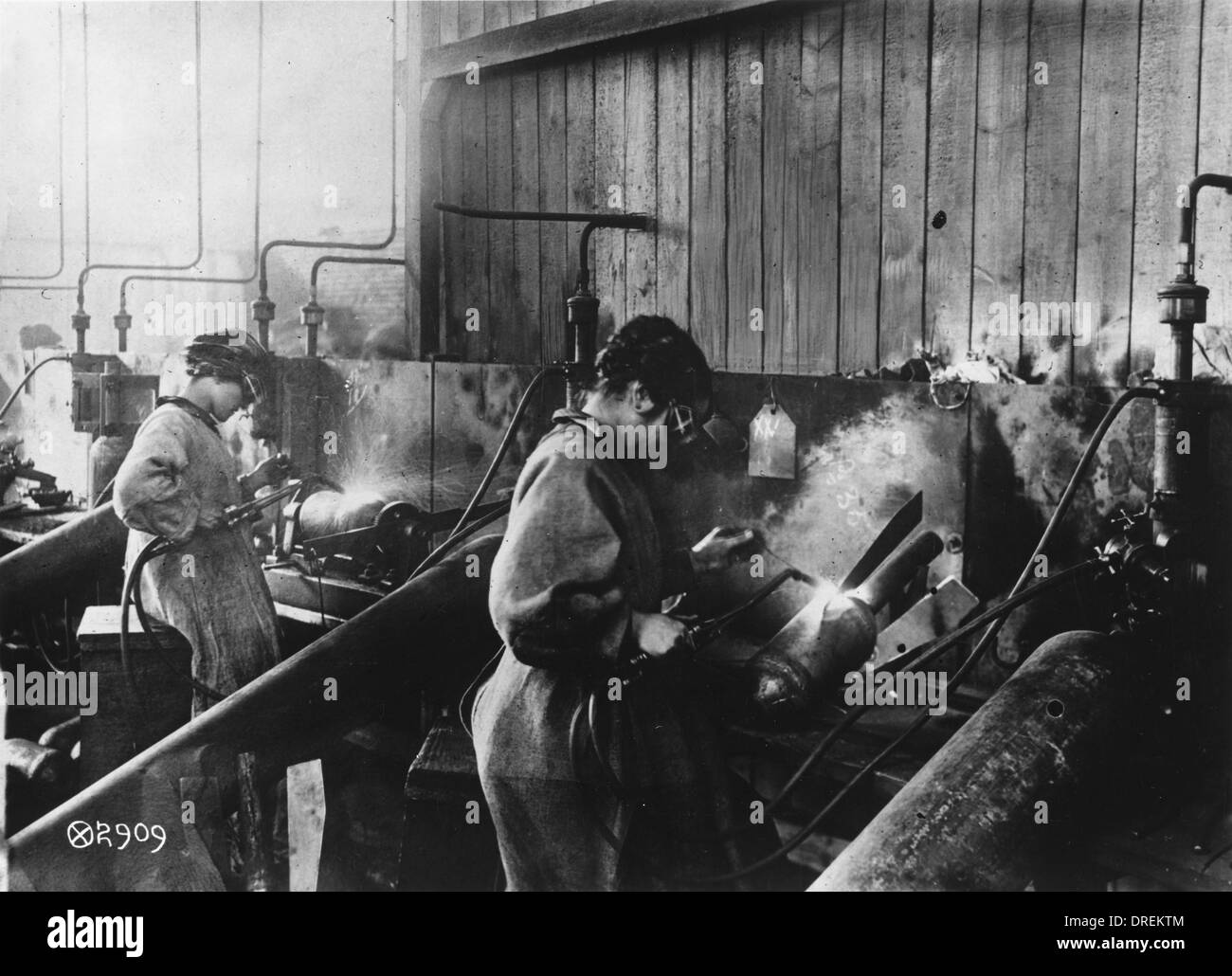 World war women munitions workers hi-res stock photography and images ...