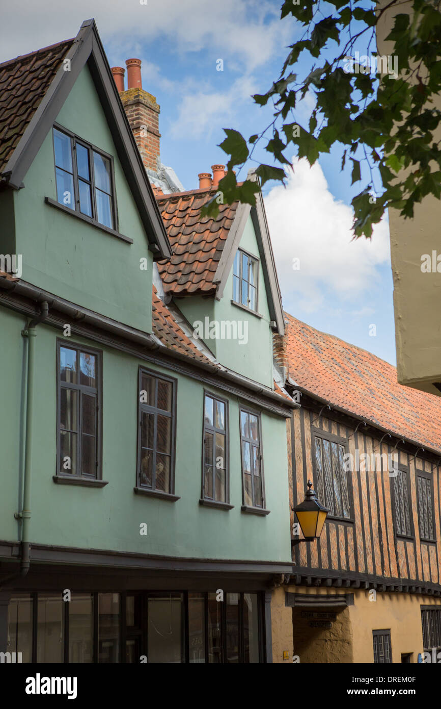 Norwich elm hill historic medieval street hires stock photography and