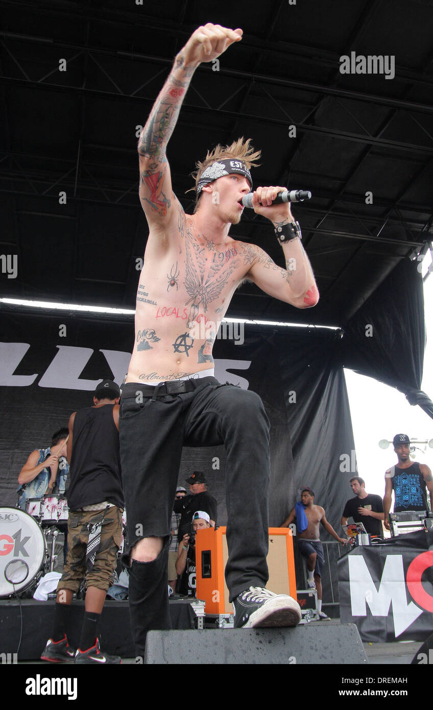 Machine Gun Kelly ツアーパーカー グラフィックラッパー Machine Gun Kelly 2012 Vans Warped Tour at the Cruzan