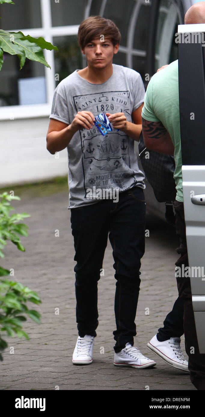 Louis Tomlinson 'One Direction' arriving at a recording studio in