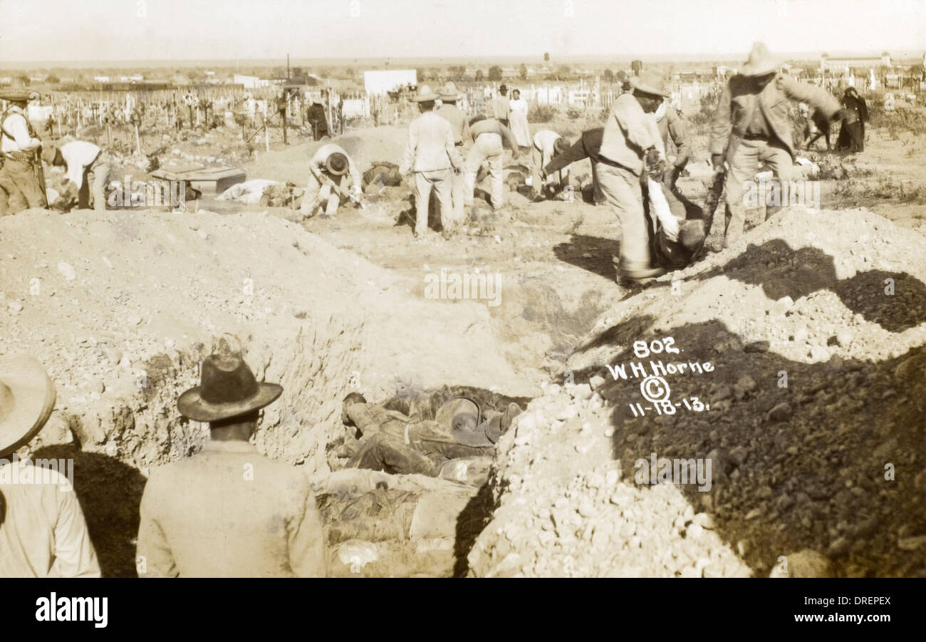 Mexican Revolution - Burying the dead Stock Photo