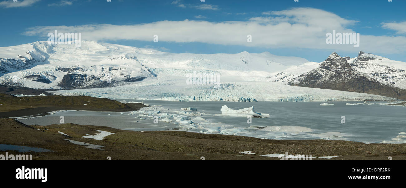 Icebergs on glacial lake at Jokulsarlon with snow on the icecap of Vatnajokull behind, Iceland, Polar Regions Stock Photo
