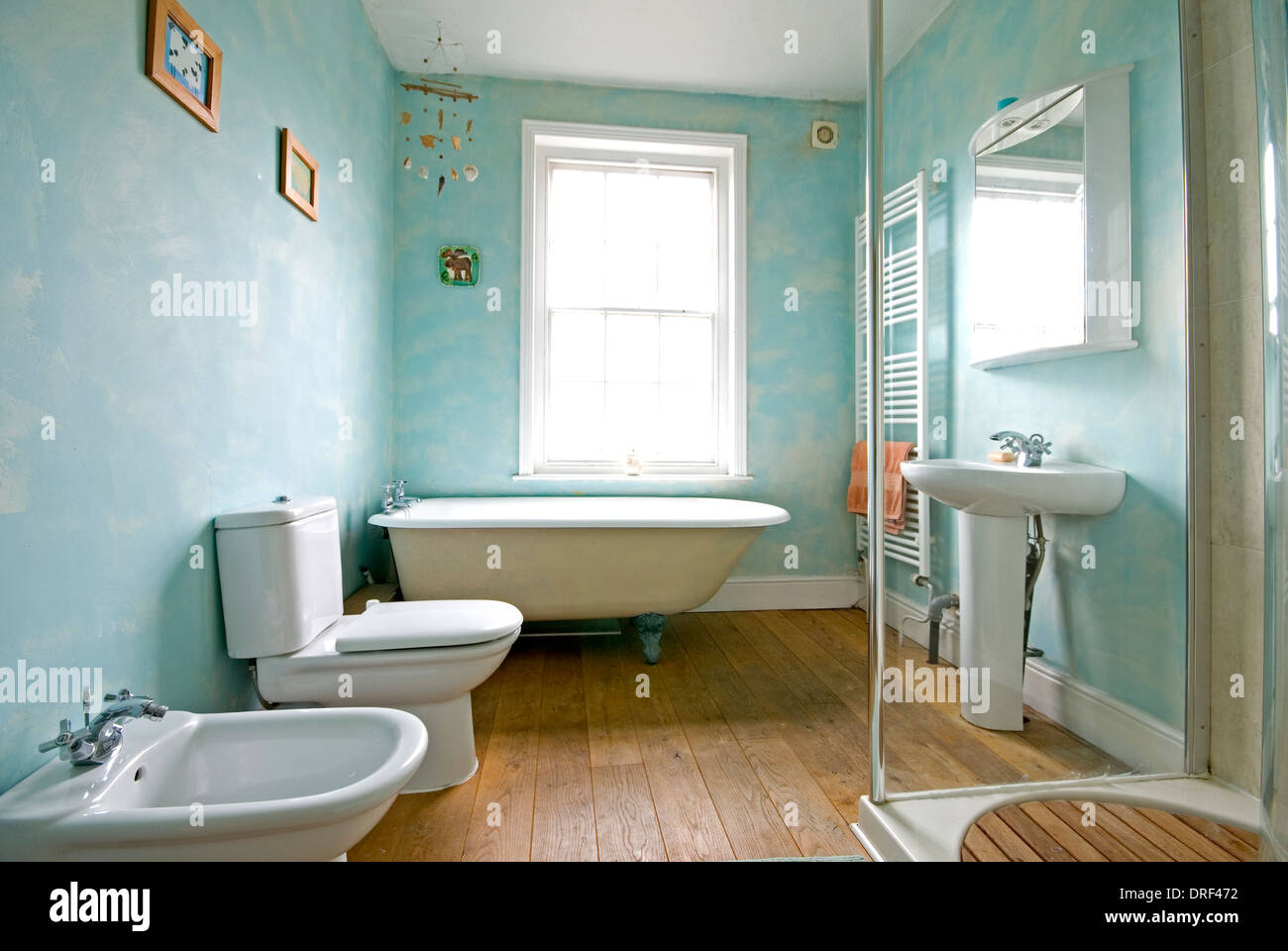 Roll top bath hires stock photography and images Alamy