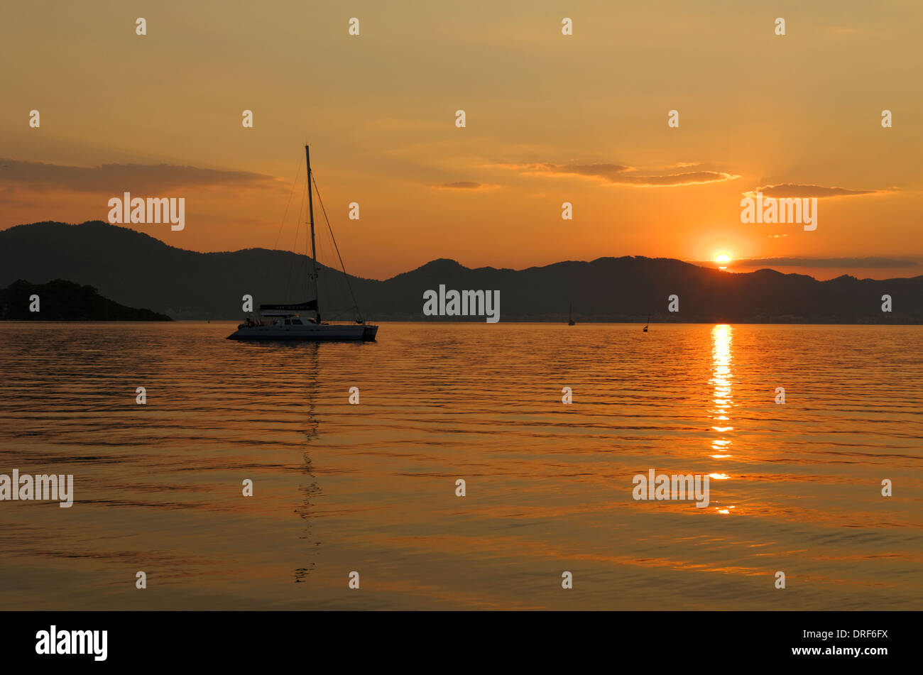 Sailing boat at sunset hi-res stock photography and images - Alamy