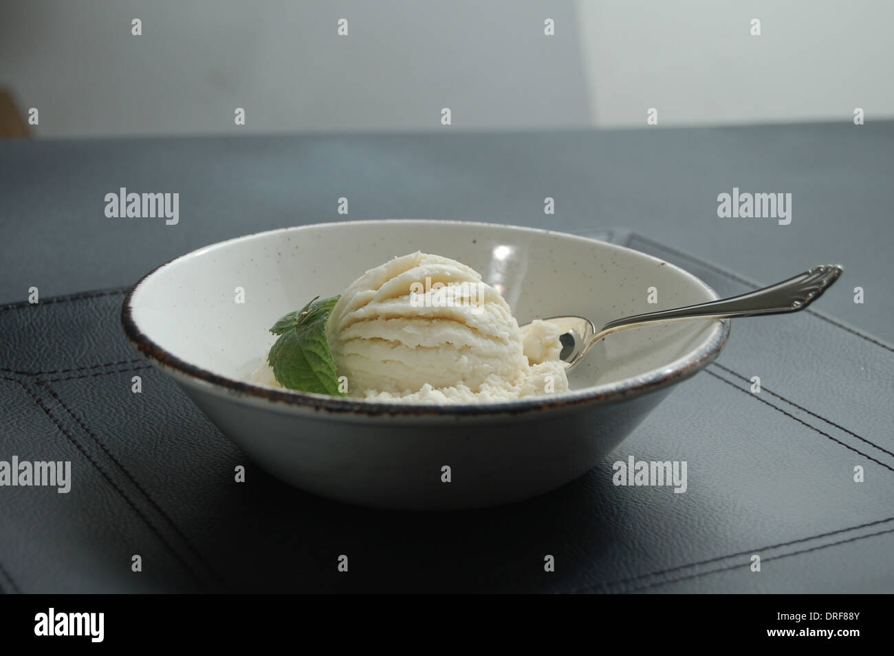 Bowl of vanilla ice cream Stock Photo - Alamy