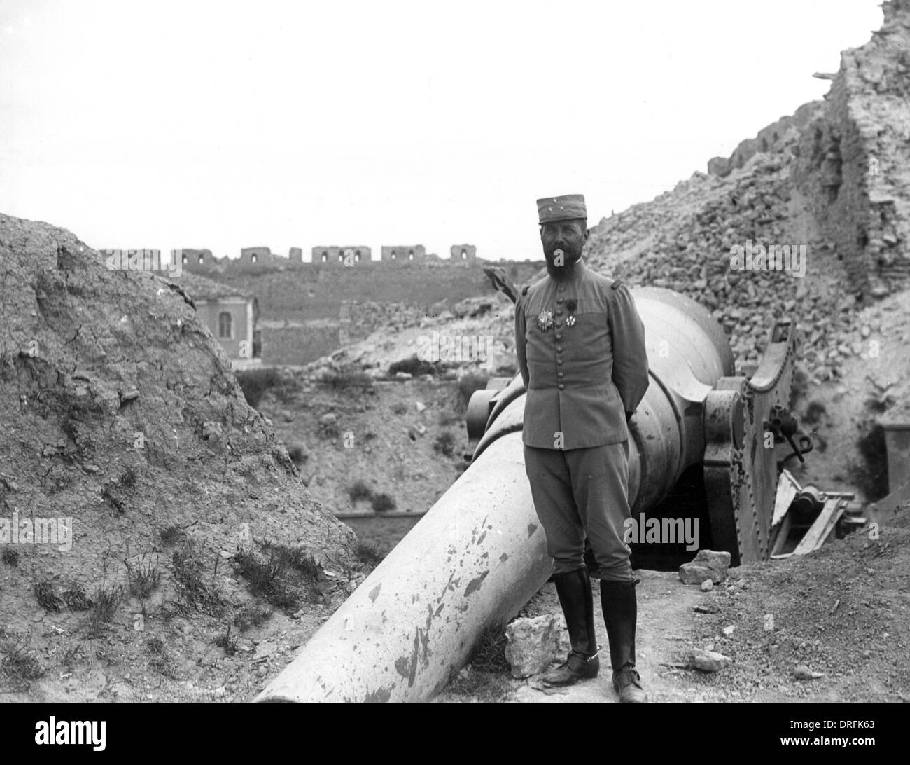 General Gouraud with wrecked gun, Sedd el Bahr, Turkey Stock Photo