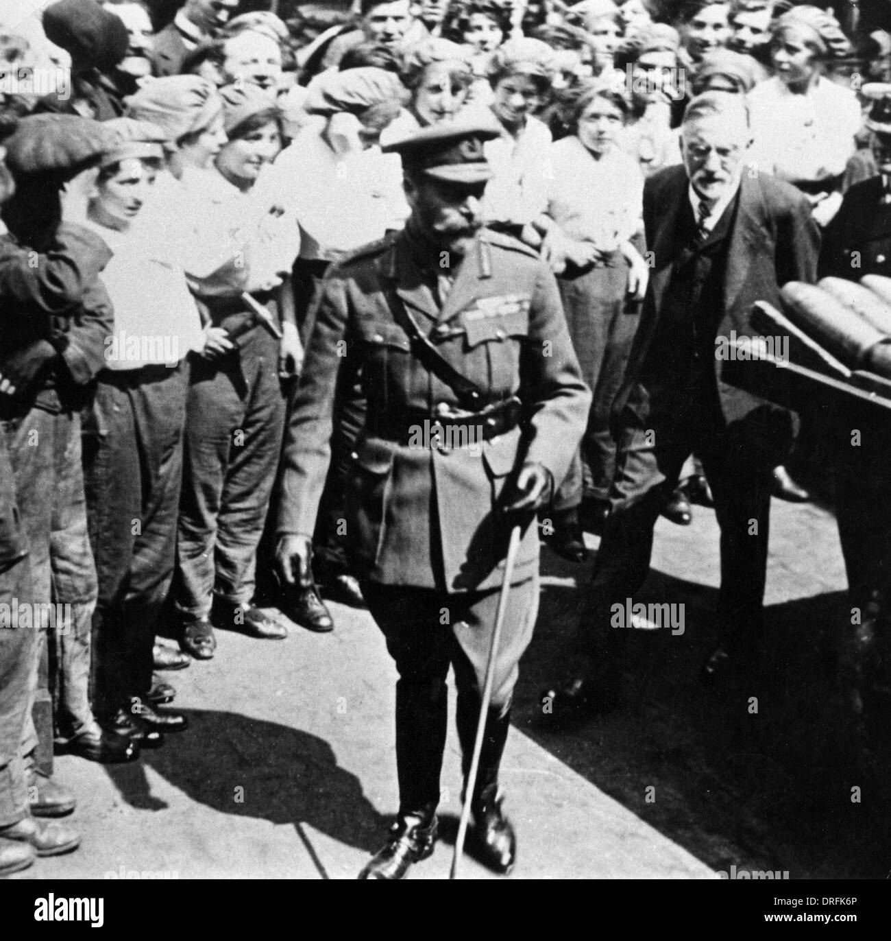George V visiting munitions factory in Hull Stock Photo