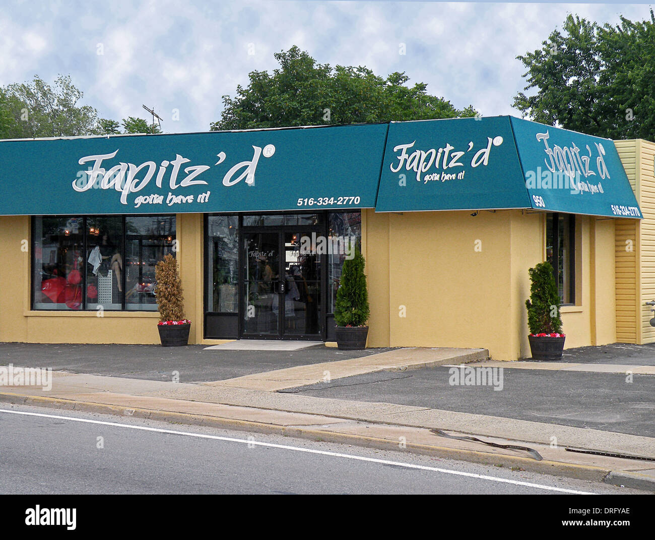 Fapitz'd a woman's clothing store in Westbury Long Island that uses the Yiddish word for dolled up as their company name. Stock Photo