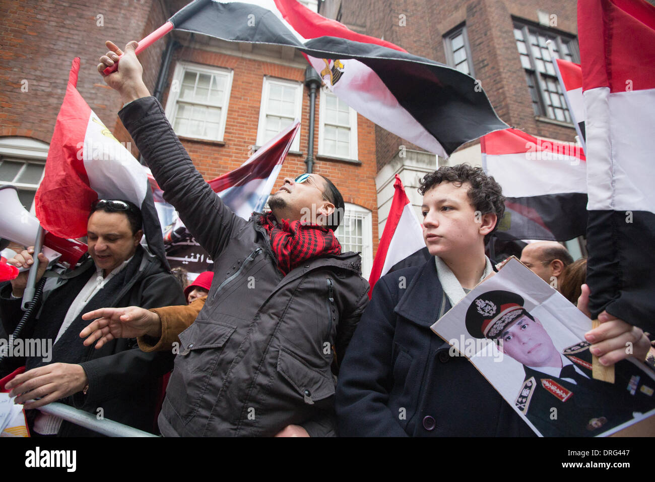 London, UK. 25th January 2014.  Supporters of General Abdel-Fattah al-Sisi gathered outside the Egyptian embassy in London as an opposition to the Pro Morsi demonstration. Credit:  Lydia Pagoni/Alamy Live News Stock Photo