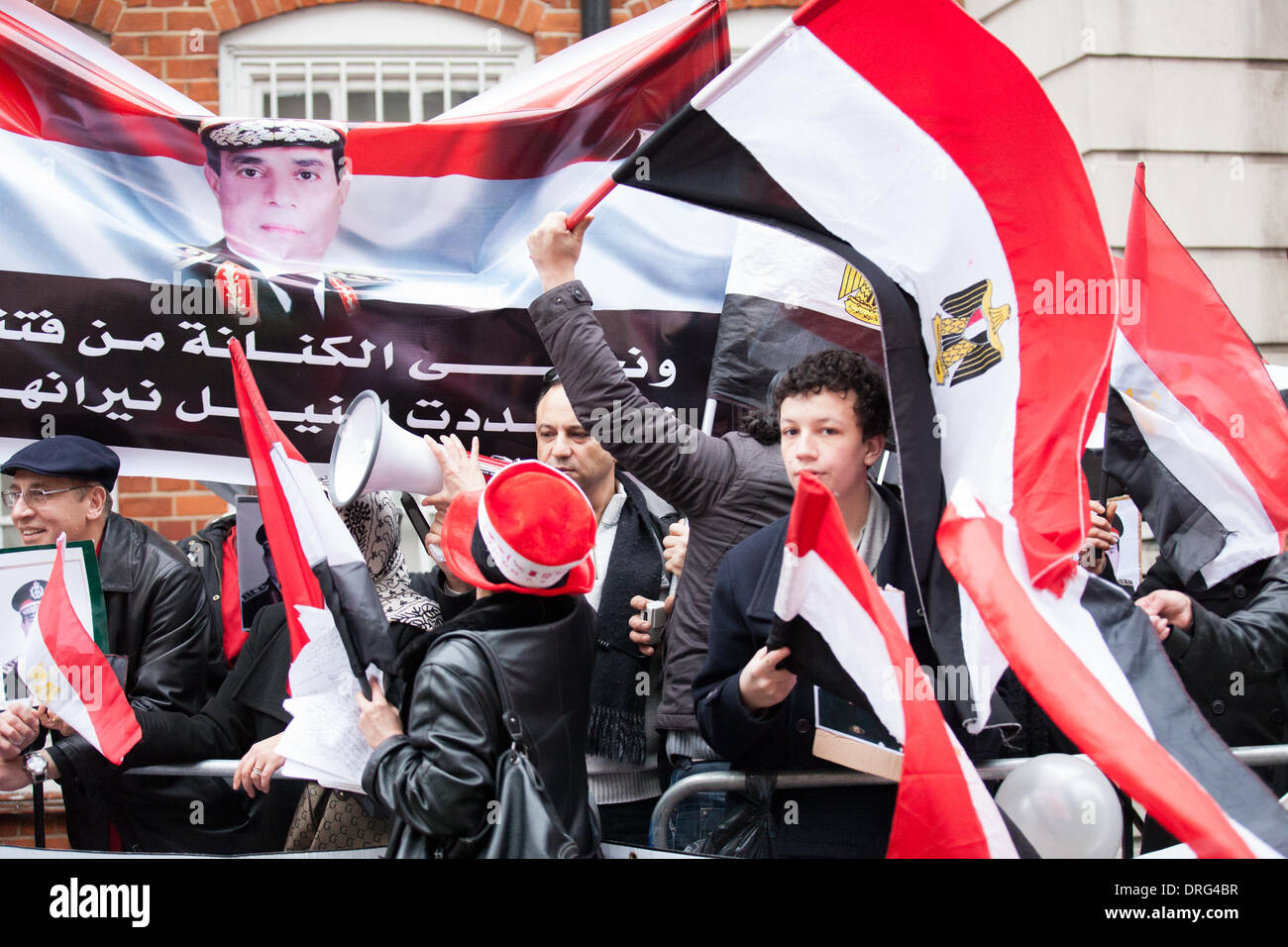 London, UK. 25th January 2014.  Supporters of General Abdel-Fattah al-Sisi gathered outside the Egyptian embassy in London as an opposition to the Pro Morsi demonstration. Credit:  Lydia Pagoni/Alamy Live News Stock Photo