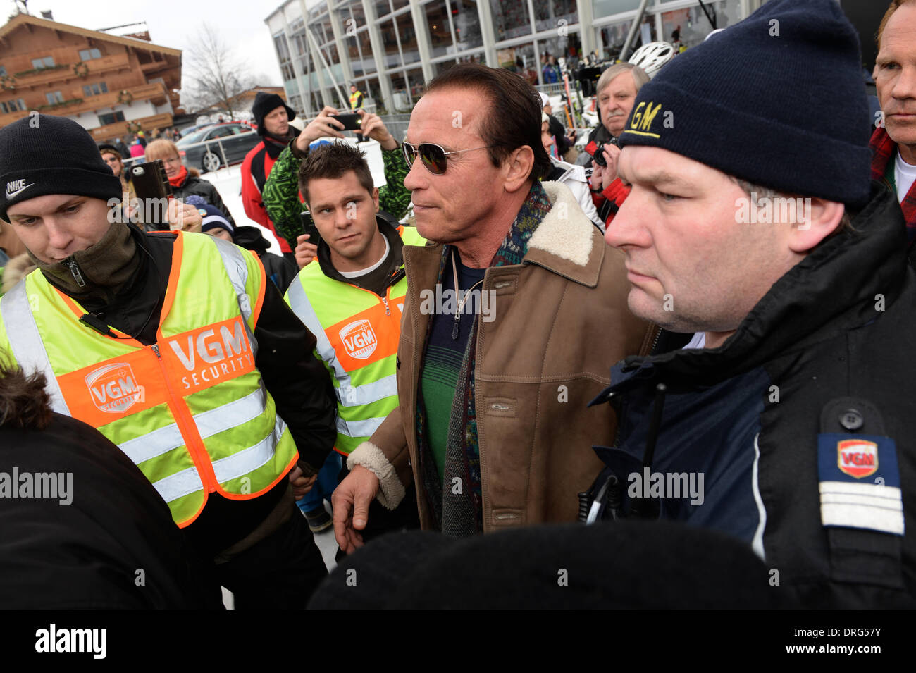 Kitzbuehel, Austria. 25th Jan, 2014. Former US governor and Hollywood actor Arnold Schwarzenegger arrives to the annual Austrian downhill ski race Hahnenkamm race in Kitzbuehel, Austria, 25 January 2014. Photo: Felix Hoerhager/dpa/Alamy Live News Stock Photo