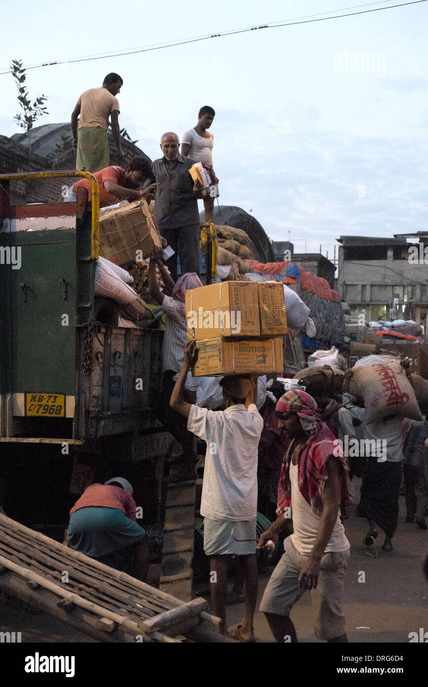 India, West Bengal, Kolkata, labourers loading and unloading goods near ...